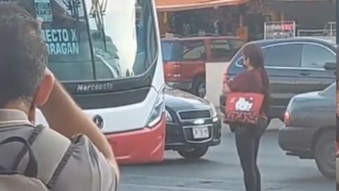 Mujer se para frente a camión urbano debido a que no se paró