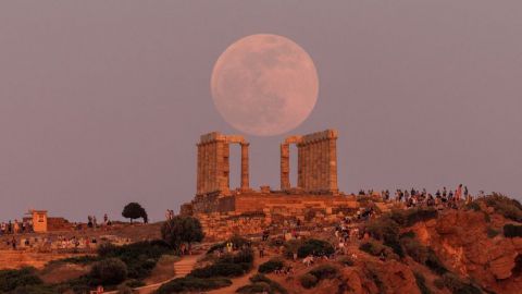 EN VIVO y fotogalería: Un eclipse total tiñe a la Luna de rojo
