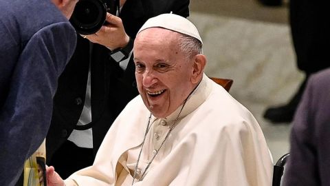 Papa Francisco ''pide tequila'' a seminaristas mexicanos por su dolor de rodilla