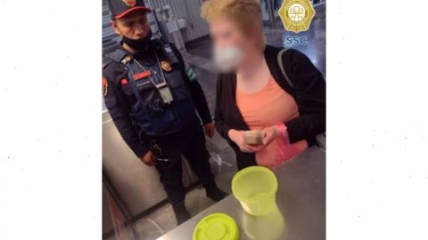 Mujer pierde toper con 6 mil pesos en el Metro y policías logran encontrarlo