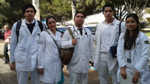 'Estudiantes de medicina no son carne de cañón', médicos reprochan a AMLO