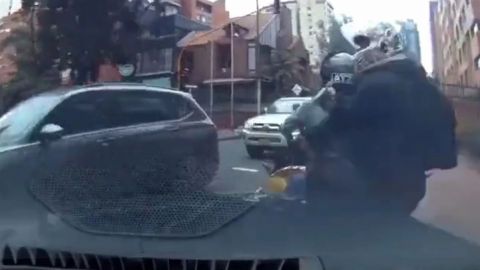 VIDEO: Ladrones asaltan a conductor y él los arrolla; 'fue legítima defensa'