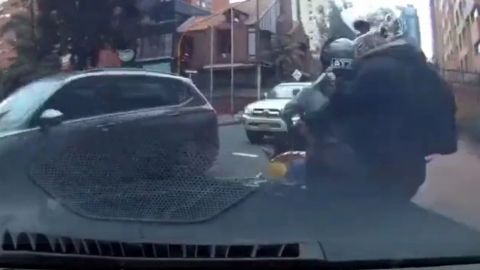 Ladrones asaltan a conductor y él los arrolla con su BMW; “fue legítima defensa”