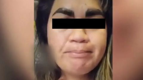 Mujer aparece devastada por resultado tras microblading; arruinaron sus cejas