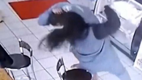 VIDEO: Mujer ataca a acosador que intentó ponerle la mano en el muslo