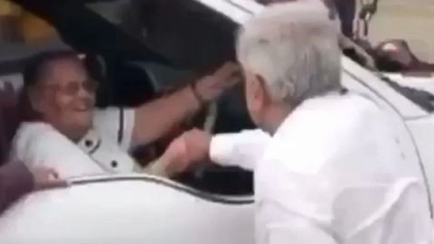 '¿Y? ¿Qué se me quita? ¿Qué pierdo?': AMLO defiende saludo a mamá de 'El Chapo'