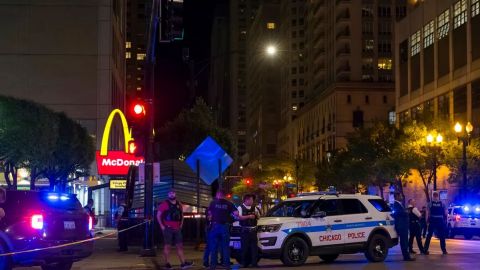 Tiroteo cerca de McDonald 's en Chicago deja dos muertos y ocho heridos