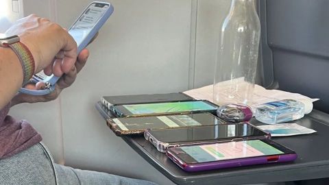 Mujer viajaba en tren con 6 celulares para jugar 'Pokémon Go'