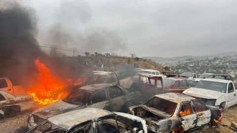 Por fuerte incendio evacuan a trabajadores de una bodega en Tijuana