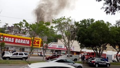Fuerte incendio detrás de la farmacia 'La Más Barata' en Zona Río