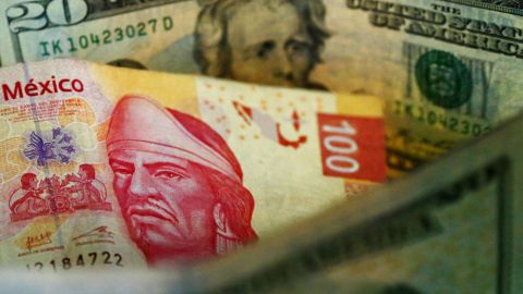 Peso mexicano y bolsa retroceden en mercado volátil