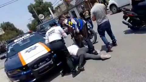 VIDEO: Policía es agredida por conductora que cometió una infracción