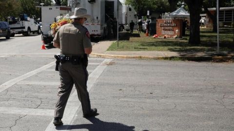 Abuela del tirador de primaria en Texas intentó detenerlo aún baleada