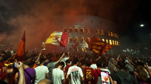 Roma es campeón de la Conference League y la ciudad se convierte en una locura