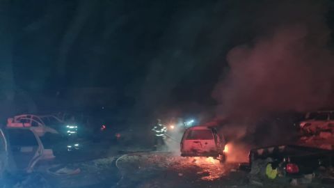 Incendio consume autos en Yonke