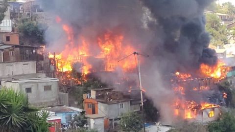 Incendio arrasa con siete casas en Tijuana