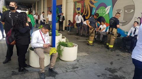 Evacúan centro comercial de Tijuana tras fuerte incendio