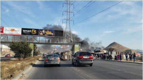 VIDEO: Incendio en yonke pinta el cielo de gris en Tijuana