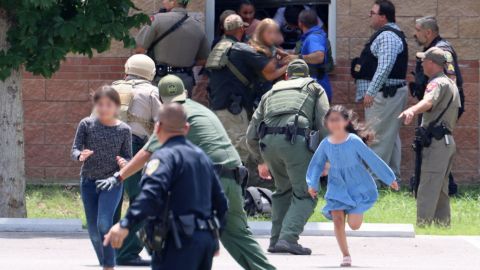 Niños llamaron al 911 mientras la policía no decidía entrar a escuela de Texas