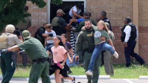 Revelan fotos de niños huyendo del tiroteo por la ventana en escuela de Texas
