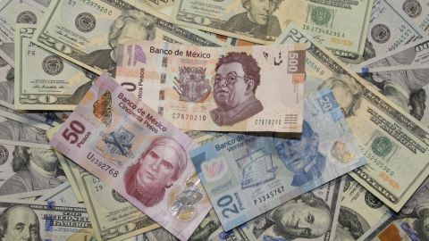 Peso mexicano se aprecia por debajo de 19.60/dlr, bolsa avanza