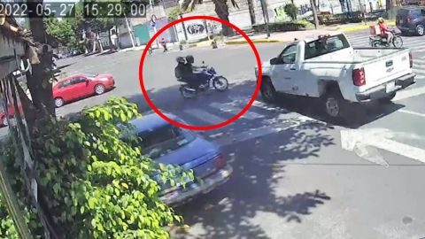 VIDEO: Camioneta embiste a motociclistas; ignoraron la luz roja