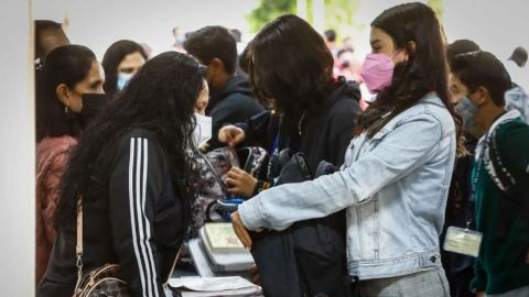 Revisan mochilas a alumnos tras amenaza de tiroteo