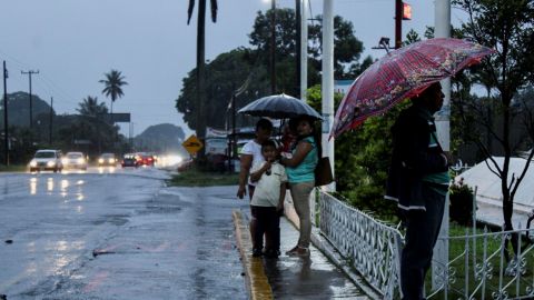 Huracán Agatha se acerca a sur de México descargando lluvias torrenciales