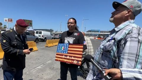Exsoldados deportados de EU conmemoran Día de los Veteranos en garita de Tijuana