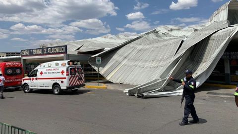 VIDEO: Fuertes vientos desprenden techo de terminal de autobuses