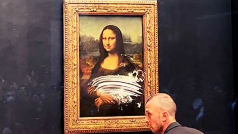 Hombre que lanzó pastel a la Mona Lisa fue enviado al psiquiátrico