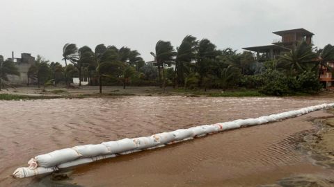 Al menos dos muertos tras paso de huracán Agatha por México