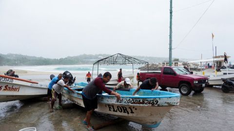 Al menos tres muertos tras paso de huracán Agatha por México