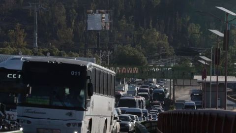 A golpes quieren quitar a transportistas que bloquean vialidades por protesta
