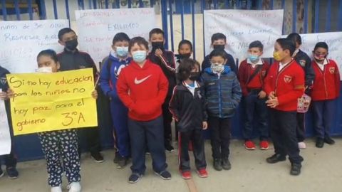 ‘Encadenan’ primaria en Tijuana; protestan por falta de maestro