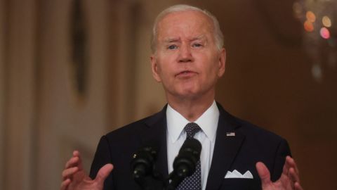 Biden dice 'BASTA' de violencia con armas; pide al Congreso de EU actuar