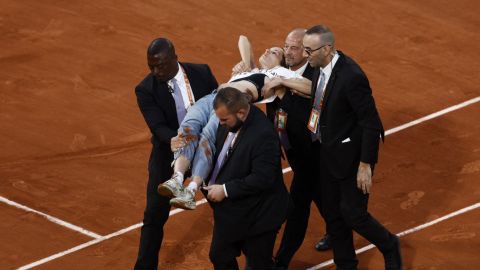 Manifestante se ata a la red e interrumpe semifinal del Abierto de Francia