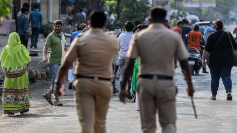 Policía india busca a cinco hombres tras violación en grupo de una adolescente