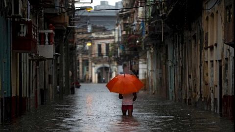 Al menos tres muertos y miles de evacuados en Cuba por remanentes de ''Agatha''