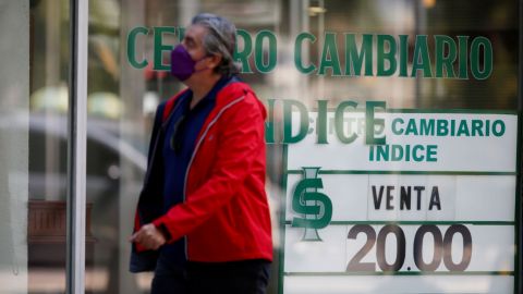 Peso mexicano avanza ante mayor apetito por riesgo, atento a inflación