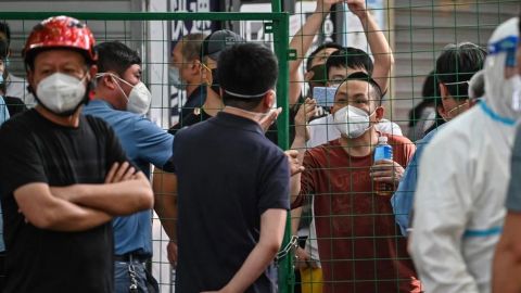 "Ya no podemos más": habitantes de China enfurecen al ser confinados por Covid