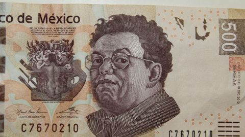 Peso mexicano pierde terreno, atento a economía EEUU