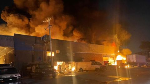 Fuerte incendio en fábrica de Tijuana