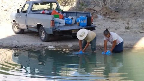 'El gobierno no es justo'; adultos mayores juntan agua del río para su casa