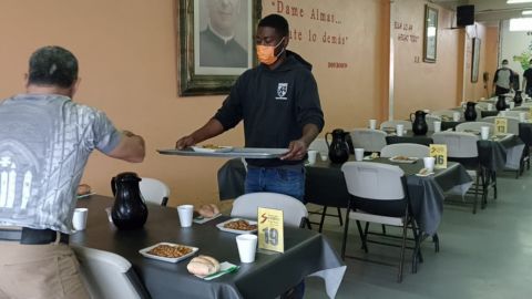 Falta de agua afecta a desayunador Padre Chava en Tijuana