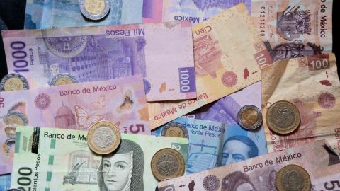 Peso mexicano y bolsa retroceden ante persistentes tensiones inflacionarias