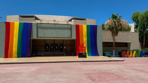 Instalaciones de UABC se visten con la bandera LGBTTTIQ+