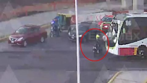 VIDEO: Motociclista sobrevive tras ser arrollado por un autobús