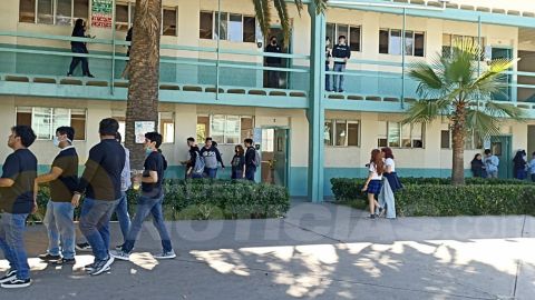 Sorprenden a alumno con navaja en la Preparatoria Federal Lázaro Cárdenas