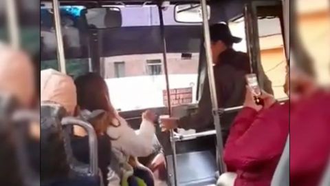 VIDEO: Acusan que chofer de autobús conducía tomando alcohol
